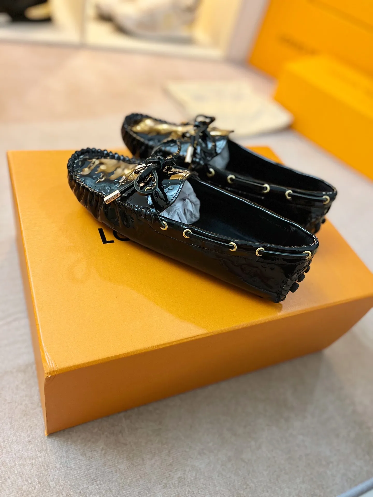 p460💰Couple model❤️🇫🇷 𝙇𝙤𝙪𝙞𝙨 𝙑𝙪𝙞𝙩𝙩𝙤𝙣 🇫🇷Louis Vuitton 2023 Classic𝓛𝓿 𝓣𝓻𝓪𝓲𝓷𝓮𝓻 Sports Series ➪➪➪¯ [Arizona Doudou Shoes Series] ▪️▪️▪️Arizona slip-on shoes are made of Monogram Eclipse canvas. Its hand-painted and dyed edges and hand-sewn uppers fully demonstrate Louis Vuitton's traditional shoemaking craftsmanship. This slip-on shoe is very lightweight. The integrated tongue and upper make it particularly comfortable and flexible. The soft outsole is equipped with rubber padding. Decorated with matching sash. Detailed features: ☑️Monogram Eclipse canvas ☑️Black Eclipse pattern ☑️Hand-painted shoe edges ☑️Hand-sewn uppers (each pair takes time to process) ☑️Integrated tongue and upper construction ☑️Outsole equipped with rubber lining ☑️size: 35_46